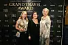Tre kvinnor står framför en vägg med Grand Travel Award- och företagslogotyper på Berns i Stockholm.