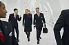 Fyra Norwegian-anställda i uniform går genom en ljus flygplatsterminal.