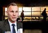 Porträtt av en man i kostym mot bakgrund av resenärer som går genom en flygplats i solnedgång.