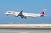 Ett Qatar Airways-flygplan flyger lågt över en landningsbana mot blå himmel.