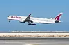 Ett Qatar Airways-flygplan flyger lågt över en landningsbana mot blå himmel.