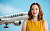 En kvinna i gul topp står framför ett Qatar Airways-plan mot blå himmel.