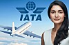 En IATA-logotyp, ett flygplan och ett porträtt av Saadia Zahidi, ny generaldirektör för IATA, mot en blå himmel.