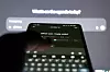 Närbild av en mobil med en öppen chatt och ett virtuellt tangentbord.