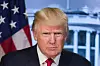 Porträtt av Donald Trump framför Vita huset och en amerikansk flagga.